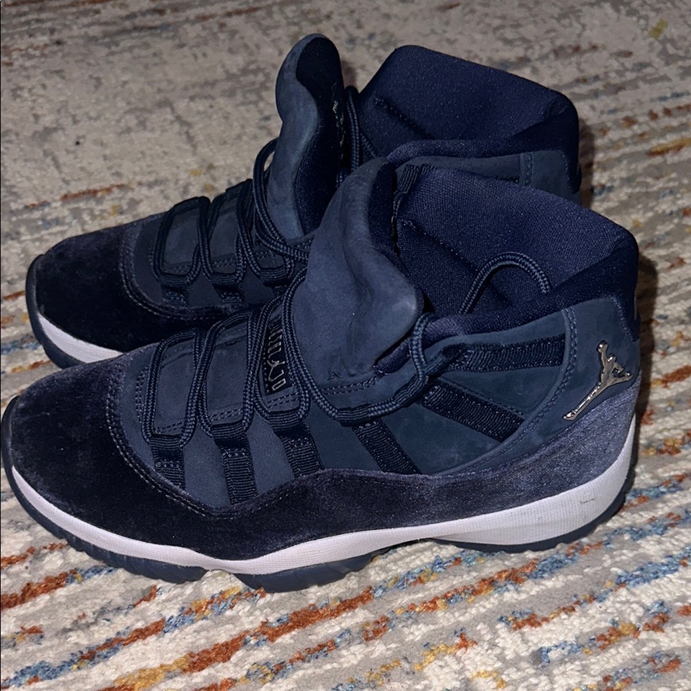 Jordan Women's Sneakers in Navy and Black